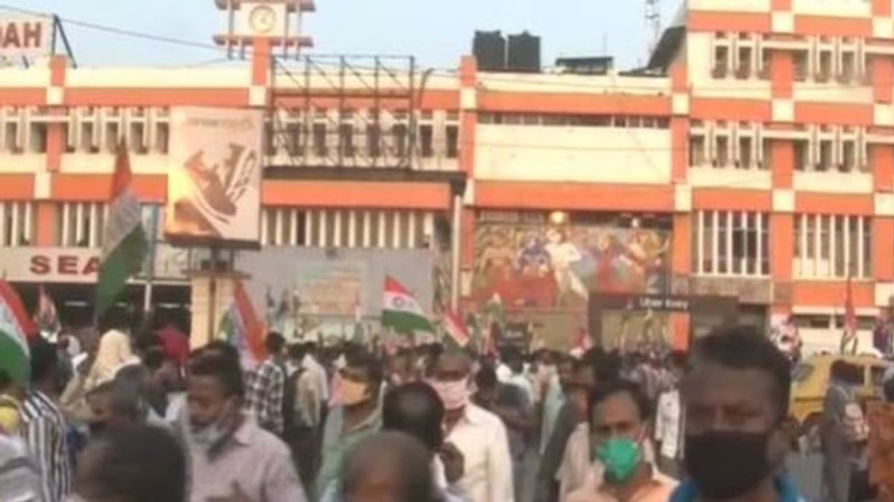 'ফেরাতে হবে চেনা ছন্দ', ট্রেনে স্টেশনে প্রবেশাধিকার ফিরে পেতে শিয়ালদহে বিক্ষোভ হকারদের 'ফেরাতে হবে চেনা ছন্দ', ট্রেনে স্টেশনে প্রবেশাধিকার ফিরে পেতে শিয়ালদহে বিক্ষোভ হকারদের