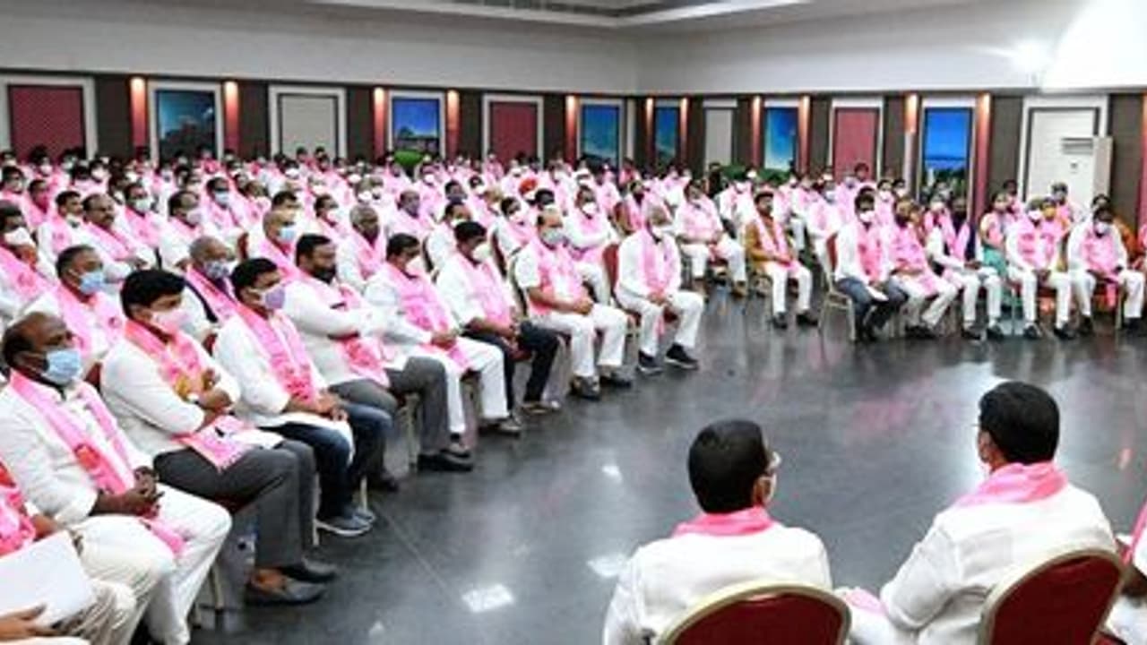 ప్రారంభమైన టీఆర్ఎస్ కార్యవర్గ సమావేశం: కీలకాంశాలపై చర్చ ప్రారంభమైన టీఆర్ఎస్ కార్యవర్గ సమావేశం: కీలకాంశాలపై చర్చ