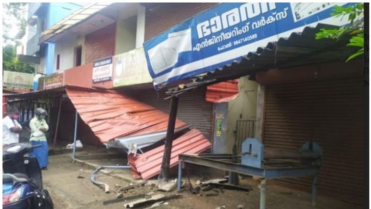 നിയന്ത്രണം വിട്ട കാര് കടകളുടെ മേല്ക്കൂര ഇടിച്ചു തകര്ത്തു നിയന്ത്രണം വിട്ട കാര് കടകളുടെ മേല്ക്കൂര ഇടിച്ചു തകര്ത്തു