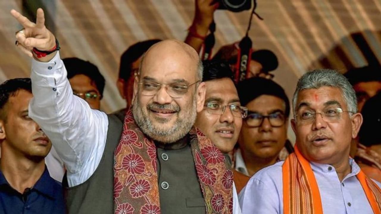 ইস্তফা দিলেন সস্ত্রীক অরূপ রায়, অমিত শাহ র সফরের আগেই ভাঙল বোলপুর তৃণমূল ইস্তফা দিলেন সস্ত্রীক অরূপ রায়, অমিত শাহ র সফরের আগেই ভাঙল বোলপুর তৃণমূল