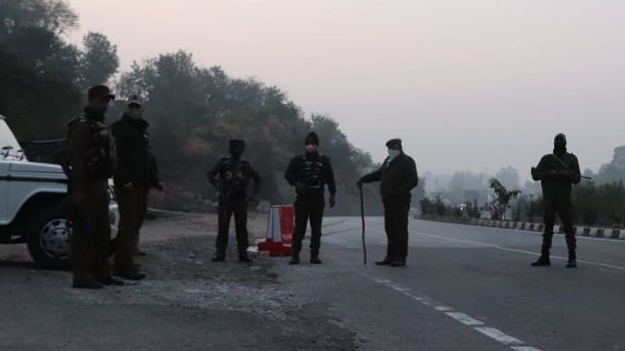 জম্মুর টোলপ্লাজায় ভোররাতে জঙ্গি পুলিশ সংঘর্ষে নিহত ৪, দেখুন সেই ভিডিও