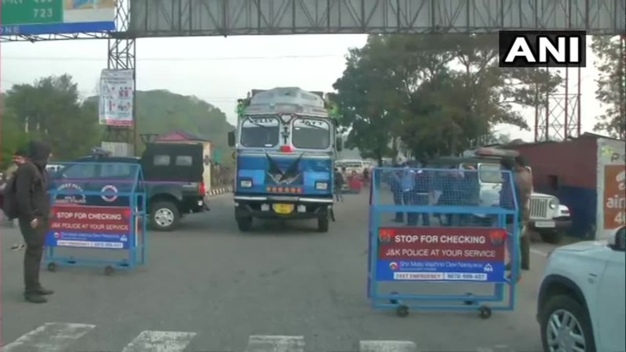 ജമ്മുവിൽ സൈന്യുവും ഭീകരവാദികളും തമ്മിൽ ഏറ്റുമുട്ടൽ; നാല് ഭീകരരെ വധിച്ചു ജമ്മുവിൽ സൈന്യുവും ഭീകരവാദികളും തമ്മിൽ ഏറ്റുമുട്ടൽ; നാല് ഭീകരരെ വധിച്ചു