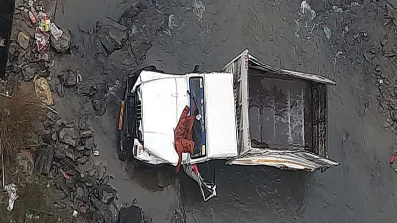 నిద్రిస్తున్నవారిపై నుంచి దూసుకెళ్లిన ట్రక్కు: 15 మంది మృతి నిద్రిస్తున్నవారిపై నుంచి దూసుకెళ్లిన ట్రక్కు: 15 మంది మృతి