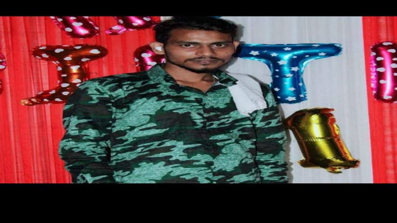 বাড়ি থেকে ডেকে নিয়ে গিয়ে তৃণমূলকর্মীকে কুপিয়ে খুন, ব্যাপক বোমাবাজিতে উত্তপ্ত জগদ্দল বাড়ি থেকে ডেকে নিয়ে গিয়ে তৃণমূলকর্মীকে কুপিয়ে খুন, ব্যাপক বোমাবাজিতে উত্তপ্ত জগদ্দল