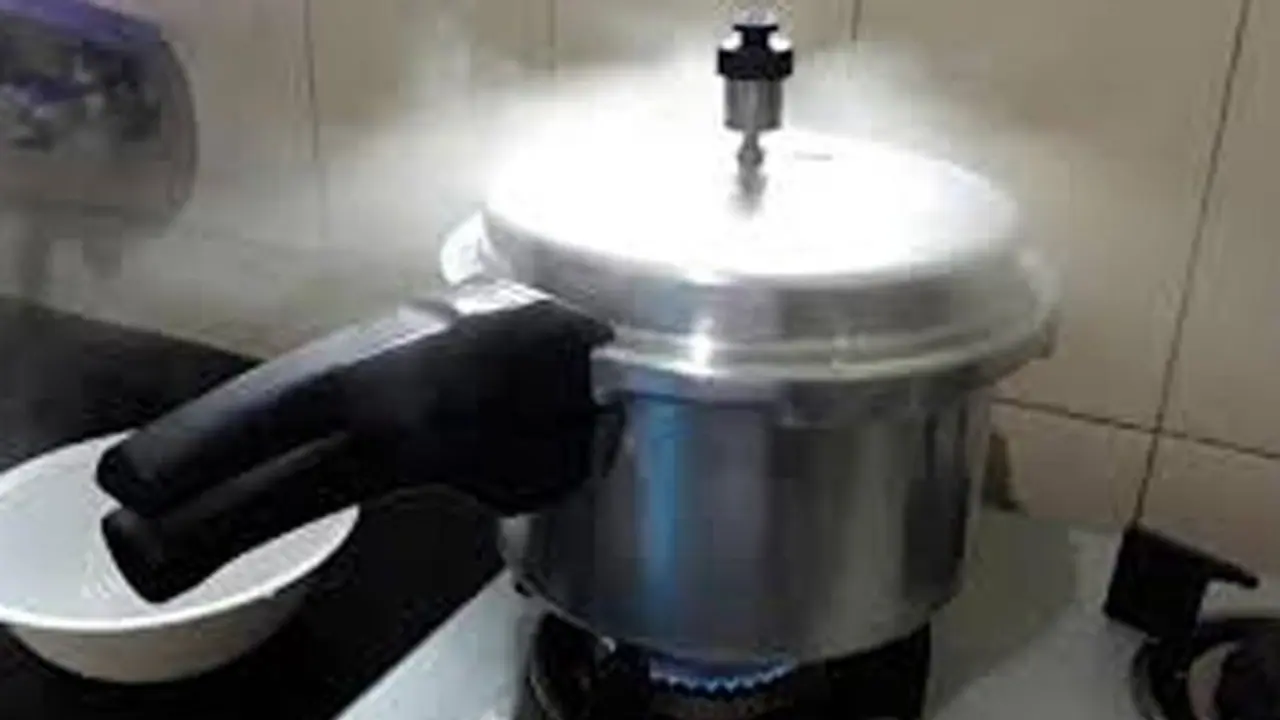 വോട്ടർമാരെ സ്വാധീനിക്കാൻ 'പ്രഷര്‍ കുക്കർ' സമ്മാനം; പൊട്ടിത്തെറിച്ച് വീട്ടമ്മക്ക് പരിക്ക്, വിവാദം