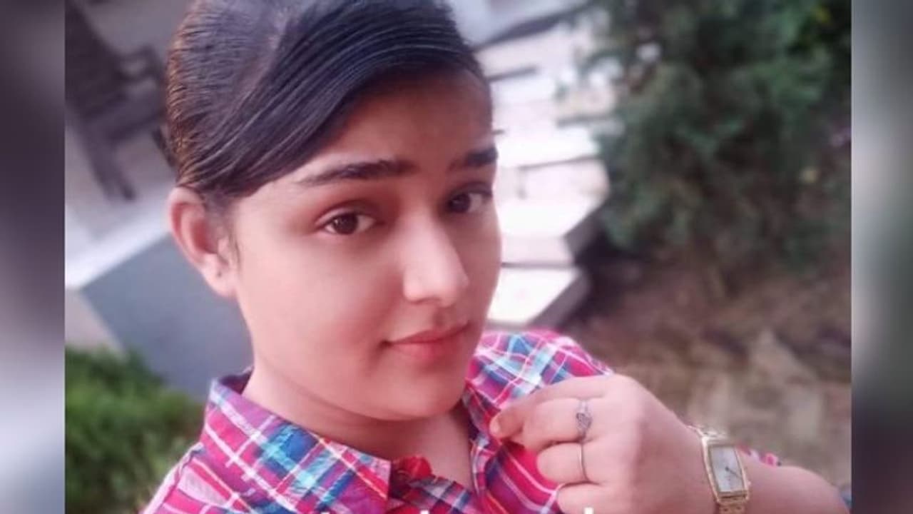 তরুণীর দেহ উদ্ধার ঘিরে রহস্য একবালপুরে, 'স্নিফার ডগ' নিয়ে তদন্তে লালবাজার তরুণীর দেহ উদ্ধার ঘিরে রহস্য একবালপুরে, 'স্নিফার ডগ' নিয়ে তদন্তে লালবাজার