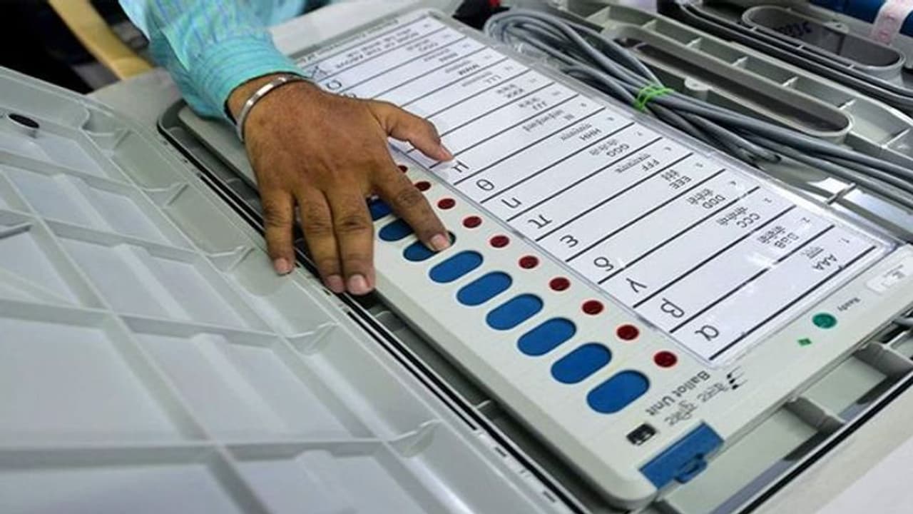 தமிழகத்தில் முன்கூட்டியே தேர்தல்... தேர்தல் ஆணையம் அதிரடி பரிசீலனை..!