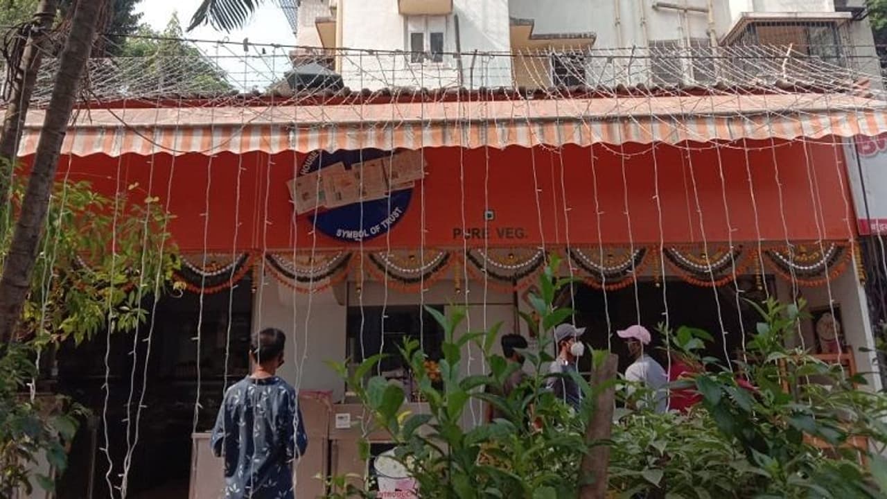 ಕರಾಚಿ ಸ್ವೀಟ್ಸ್ ಮಳಿಗೆ ಹೆಸರು ಬದಲಿಸಲು ಶಿವಸೇನಾ ನಾಯಕನ ಧಮ್ಕಿ, ವಿಡಿಯೋ ವೈರಲ್! ಕರಾಚಿ ಸ್ವೀಟ್ಸ್ ಮಳಿಗೆ ಹೆಸರು ಬದಲಿಸಲು ಶಿವಸೇನಾ ನಾಯಕನ ಧಮ್ಕಿ, ವಿಡಿಯೋ ವೈರಲ್!