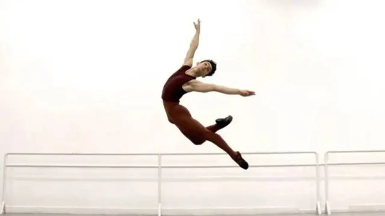 ഒടുവിൽ കമലിന്റെ സ്വപ്നം യാഥാർത്ഥ്യം; ഈ റിക്ഷാഡ്രൈവറുടെ മകൻ ഇംഗ്ലീഷ് നാഷണല് ബാലെ സ്കൂളിലെ ആദ്യ ഇന്ത്യക്കാരൻ ഒടുവിൽ കമലിന്റെ സ്വപ്നം യാഥാർത്ഥ്യം; ഈ റിക്ഷാഡ്രൈവറുടെ മകൻ ഇംഗ്ലീഷ് നാഷണല് ബാലെ സ്കൂളിലെ ആദ്യ ഇന്ത്യക്കാരൻ