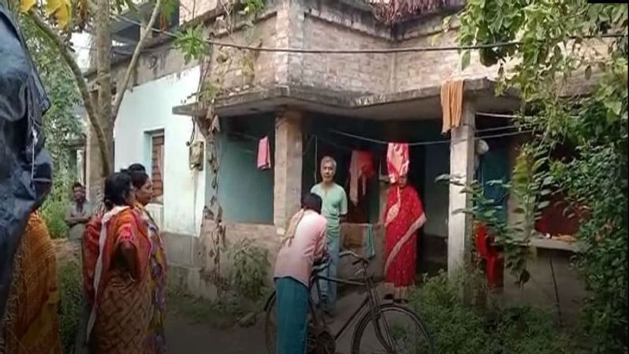 জবকার্ড চাইতে গেলে দুই গৃহবধূকে 'বেধড়ক মার' বিজেপি নেতার, তাঁদের শ্লীলতাহানির অভিযোগ জবকার্ড চাইতে গেলে দুই গৃহবধূকে 'বেধড়ক মার' বিজেপি নেতার, তাঁদের শ্লীলতাহানির অভিযোগ