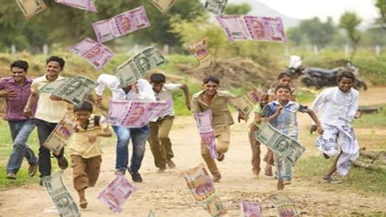 ..जब यूपी के इस शहर में सड़क पर उड़ने लगे 500 और 2000 के नोट, लूटने के लिए टूट पड़े लोग, फिर.. ..जब यूपी के इस शहर में सड़क पर उड़ने लगे 500 और 2000 के नोट, लूटने के लिए टूट पड़े लोग, फिर..