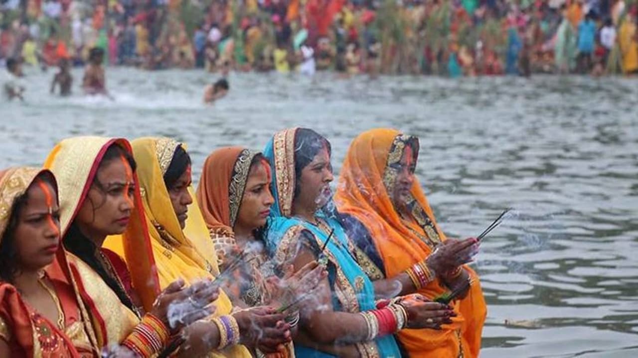 Chhath Puja 2021: नहाय खाय के साथ छठ महापर्व की शुरुआत, जानें सूर्योदय,सूर्यास्त और पारण का समय Chhath Puja 2021: नहाय खाय के साथ छठ महापर्व की शुरुआत, जानें सूर्योदय,सूर्यास्त और पारण का समय