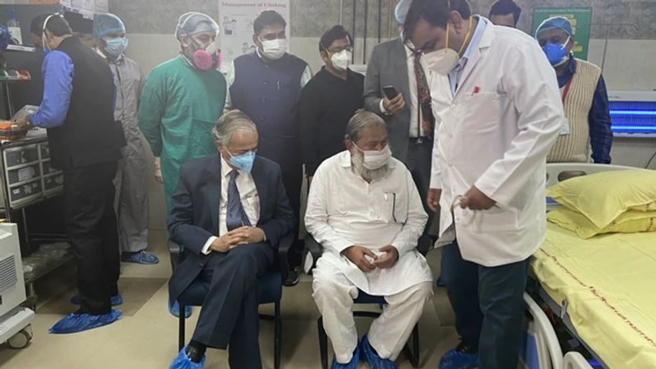 कोरोना: कोवैक्सीन के तीसरे फेज का ट्रायल शुरू, मंत्री अनिल विज ने लगवाया पहला टीका कोरोना: कोवैक्सीन के तीसरे फेज का ट्रायल शुरू, मंत्री अनिल विज ने लगवाया पहला टीका