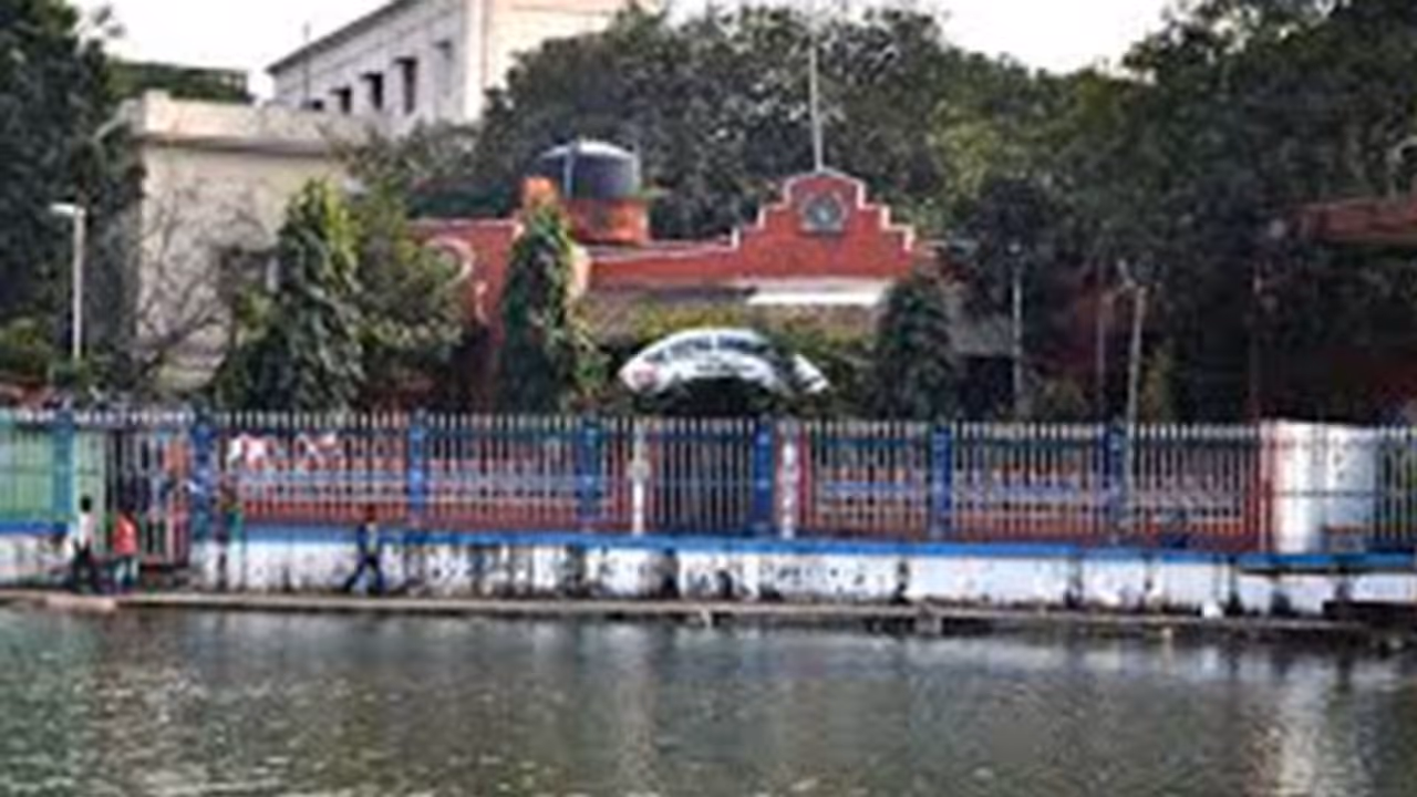 Chhath devotees protest outside Rabindra Sarobar lake