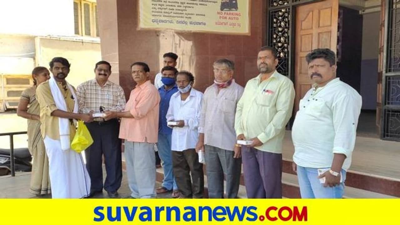 8 ತಿಂಗಳ ಬಳಿಕ ಚಿತ್ರಮಂದಿರ ಓಪನ್: ಟಾಕೀಸ್ ಸಿಬ್ಬಂದಿಗೆ ಸಿಹಿ ನೀಡಿ ಸ್ವಾಗತ..! 8 ತಿಂಗಳ ಬಳಿಕ ಚಿತ್ರಮಂದಿರ ಓಪನ್: ಟಾಕೀಸ್ ಸಿಬ್ಬಂದಿಗೆ ಸಿಹಿ ನೀಡಿ ಸ್ವಾಗತ..!