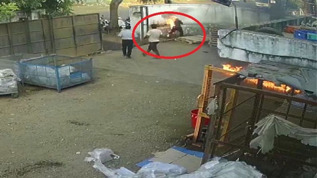 దూరంగా వెళ్లి మూత్రం పోయాలన్నందుకు కత్తితో పొడిచి.. దారుణ హత్య.. ! దూరంగా వెళ్లి మూత్రం పోయాలన్నందుకు కత్తితో పొడిచి.. దారుణ హత్య.. !