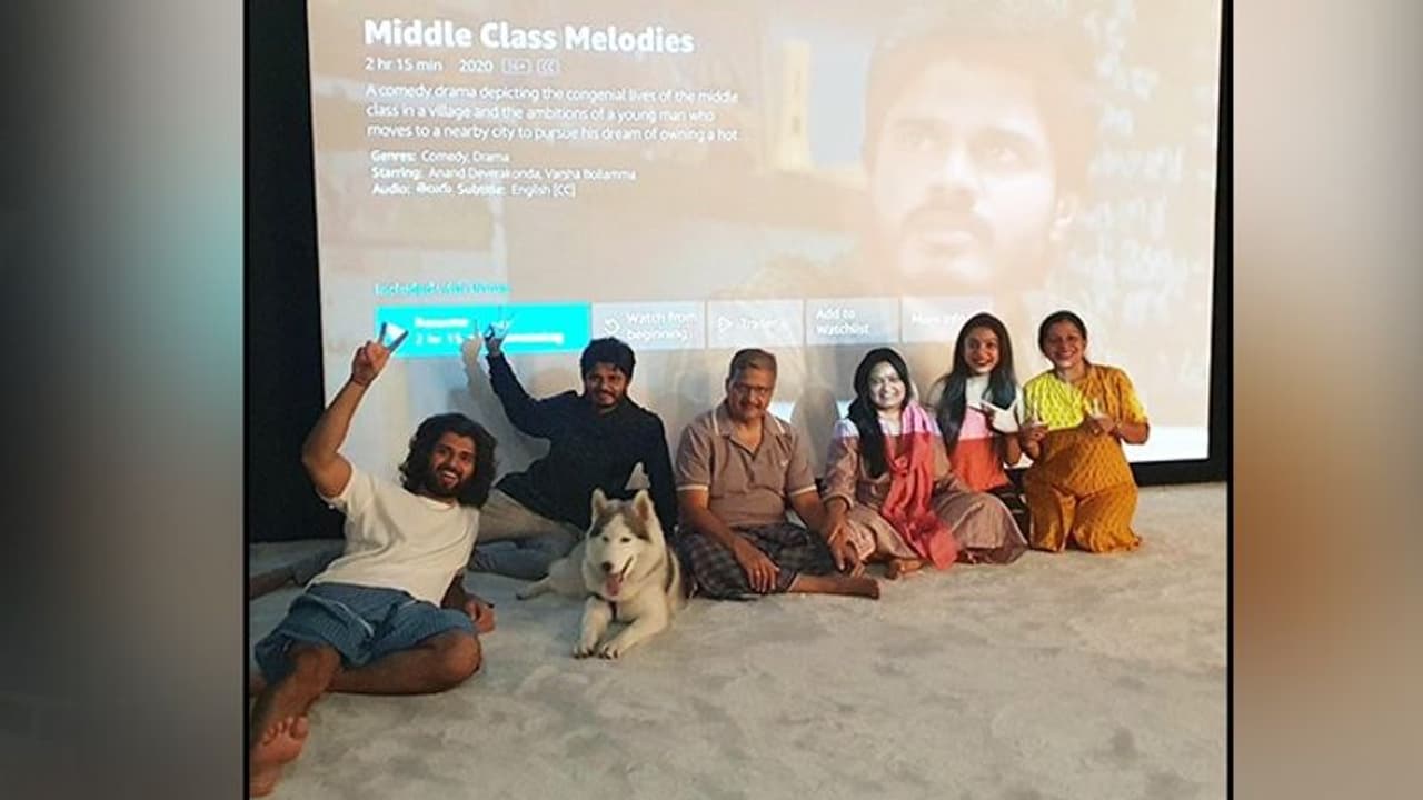 Brothers Vijay, Anand Deverakonda are excited as they watch 'Middle Class Melodies' with family