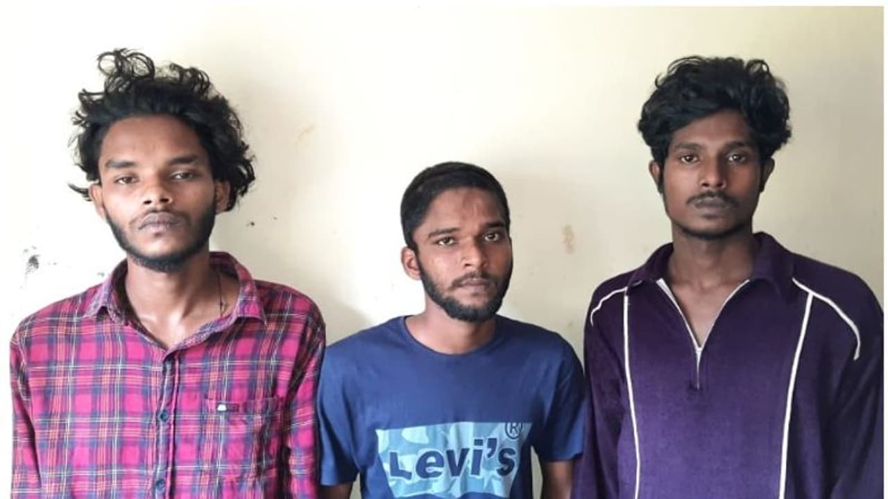 സെക്യൂരിറ്റി ജീവനക്കാരനെ തലയ്ക്കടിച്ച് പരിക്കേൽപ്പിച്ച കേസില് മൂന്നുപേര് പിടിയില് സെക്യൂരിറ്റി ജീവനക്കാരനെ തലയ്ക്കടിച്ച് പരിക്കേൽപ്പിച്ച കേസില് മൂന്നുപേര് പിടിയില്