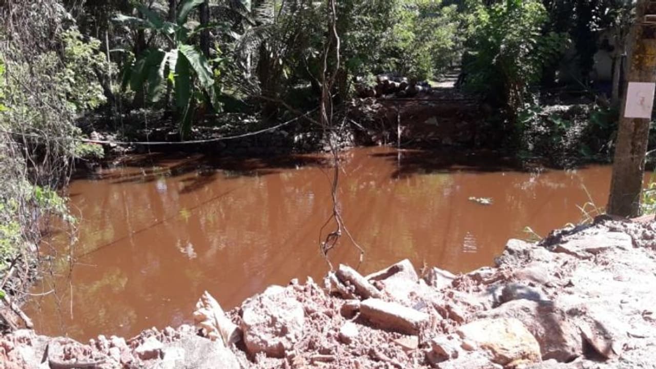 ആലപ്പുഴ പൊളിച്ച പാലത്തിന്റെ നിര്മാണം ഇതുവരെയും ആരംഭിച്ചില്ല, യാത്രാ ദുരിതത്തിൽ നാട്ടുകാർ ആലപ്പുഴ പൊളിച്ച പാലത്തിന്റെ നിര്മാണം ഇതുവരെയും ആരംഭിച്ചില്ല, യാത്രാ ദുരിതത്തിൽ നാട്ടുകാർ