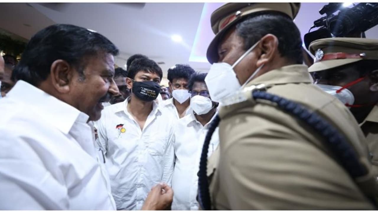 கருணாநிதி வீட்டிலிருந்து பிரசாரத்தை தொடங்கிய உதயநிதி ஸ்டாலின் கைதாகி ரிலீஸ்... முதல் நாளே சலசலப்பு..! கருணாநிதி வீட்டிலிருந்து பிரசாரத்தை தொடங்கிய உதயநிதி ஸ்டாலின் கைதாகி ரிலீஸ்... முதல் நாளே சலசலப்பு..!