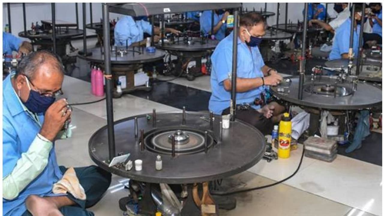 ദിവസം 12 മണിക്കൂർ ജോലി; നിയമഭേദഗതിയുടെ കരട് പുറത്ത്, അഭിപ്രായം അറിയിക്കാൻ സമയം നൽകി കേന്ദ്രം ദിവസം 12 മണിക്കൂർ ജോലി; നിയമഭേദഗതിയുടെ കരട് പുറത്ത്, അഭിപ്രായം അറിയിക്കാൻ സമയം നൽകി കേന്ദ്രം