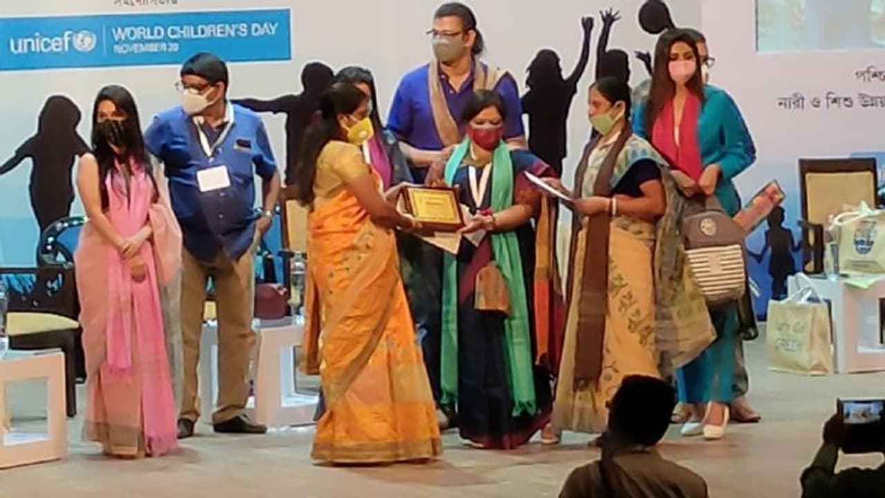 নিজের বিয়ে রুখে নজির নাবালিকার, বীরাঙ্গনা পুরস্কার জিতল মুর্শিদাবাদের সাহসিনী নিজের বিয়ে রুখে নজির নাবালিকার, বীরাঙ্গনা পুরস্কার জিতল মুর্শিদাবাদের সাহসিনী