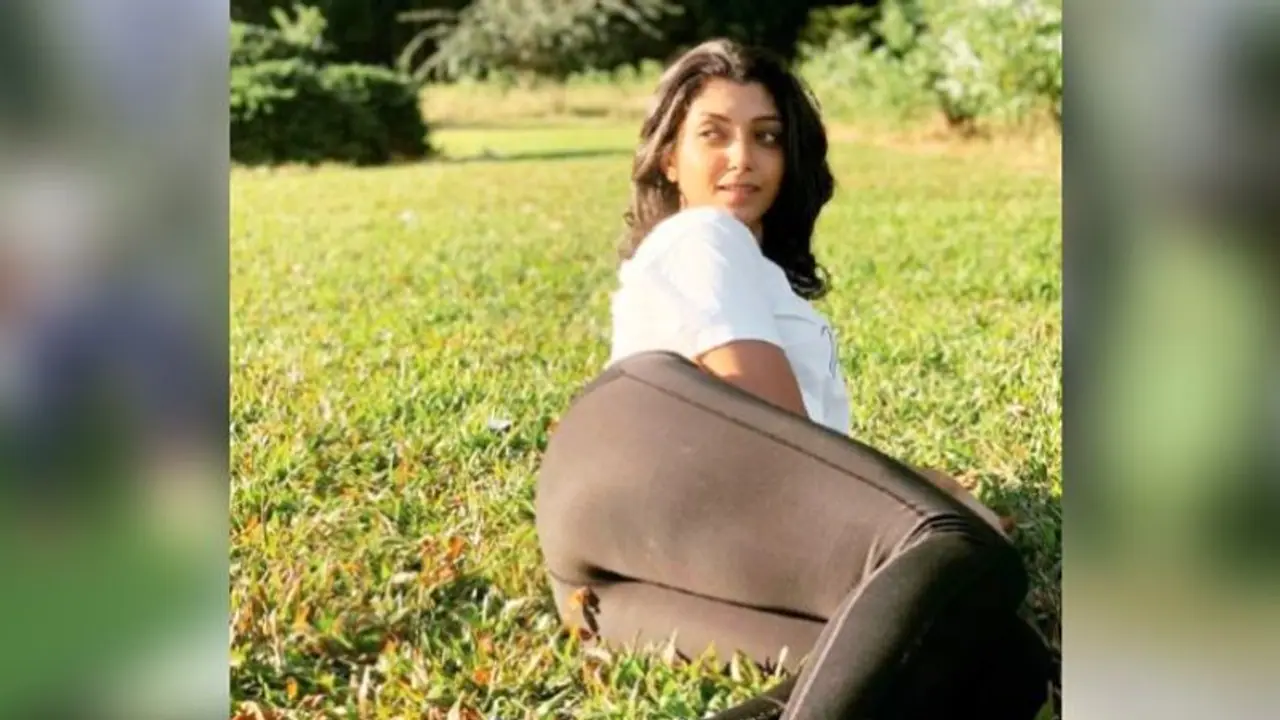 'নিতম্বিনী দেবলীনা', অদ্ভুত পোজে ছবি তুলতেই অশ্লীলতার শিকার অভিনেত্রী 'নিতম্বিনী দেবলীনা', অদ্ভুত পোজে ছবি তুলতেই অশ্লীলতার শিকার অভিনেত্রী