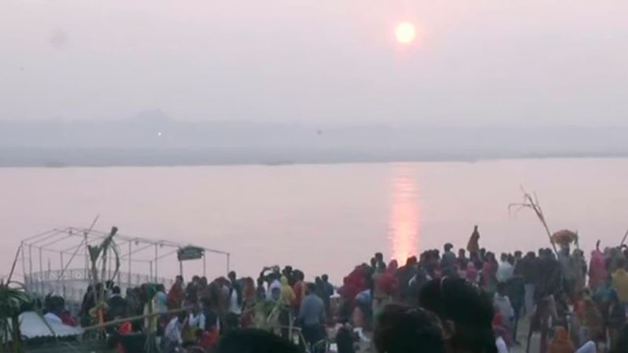 Chhath Puja 2021 দূষণের জেরে এবারও রবীন্দ্র সরোবরে বন্ধ ছট পুজো, বিকল্পে শহরে আরও ১৭০ ঘাট Chhath Puja 2021 দূষণের জেরে এবারও রবীন্দ্র সরোবরে বন্ধ ছট পুজো, বিকল্পে শহরে আরও ১৭০ ঘাট