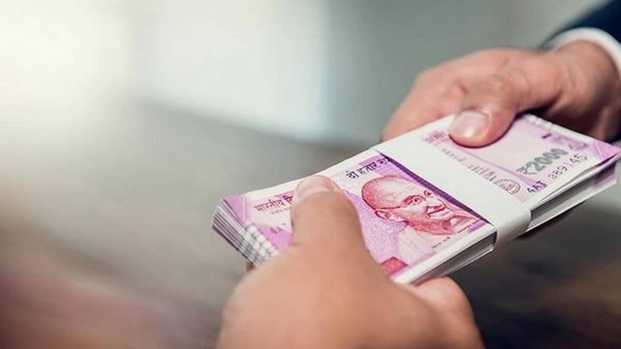 നിക്ഷേപിക്കാൻ തയ്യാറെടുക്കുകയാണോ? മുതിർന്ന പൗരന്മാർക്ക് വമ്പൻ പലിശയുമായി ഈ ബാങ്ക് നിക്ഷേപിക്കാൻ തയ്യാറെടുക്കുകയാണോ? മുതിർന്ന പൗരന്മാർക്ക് വമ്പൻ പലിശയുമായി ഈ ബാങ്ക്