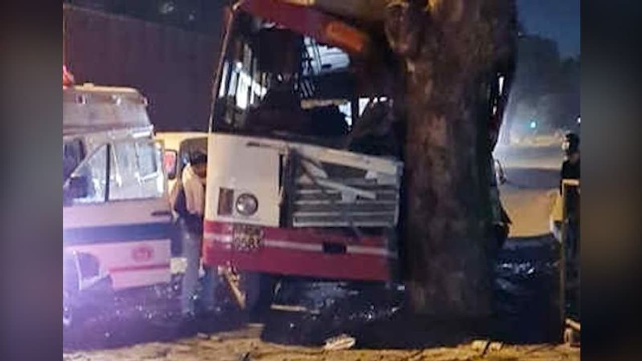 Delhi: Bus crashes into tree, injures 22 people; bus driver on the run Delhi: Bus crashes into tree, injures 22 people; bus driver on the run