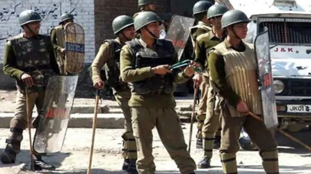 नगरोटा एनकाउंटर के बाद खुली पाकिस्तान की पोल, जैश से जुड़े दो आरोपियों को अवंतीपोरा से गिरफ्तार किया गया नगरोटा एनकाउंटर के बाद खुली पाकिस्तान की पोल, जैश से जुड़े दो आरोपियों को अवंतीपोरा से गिरफ्तार किया गया