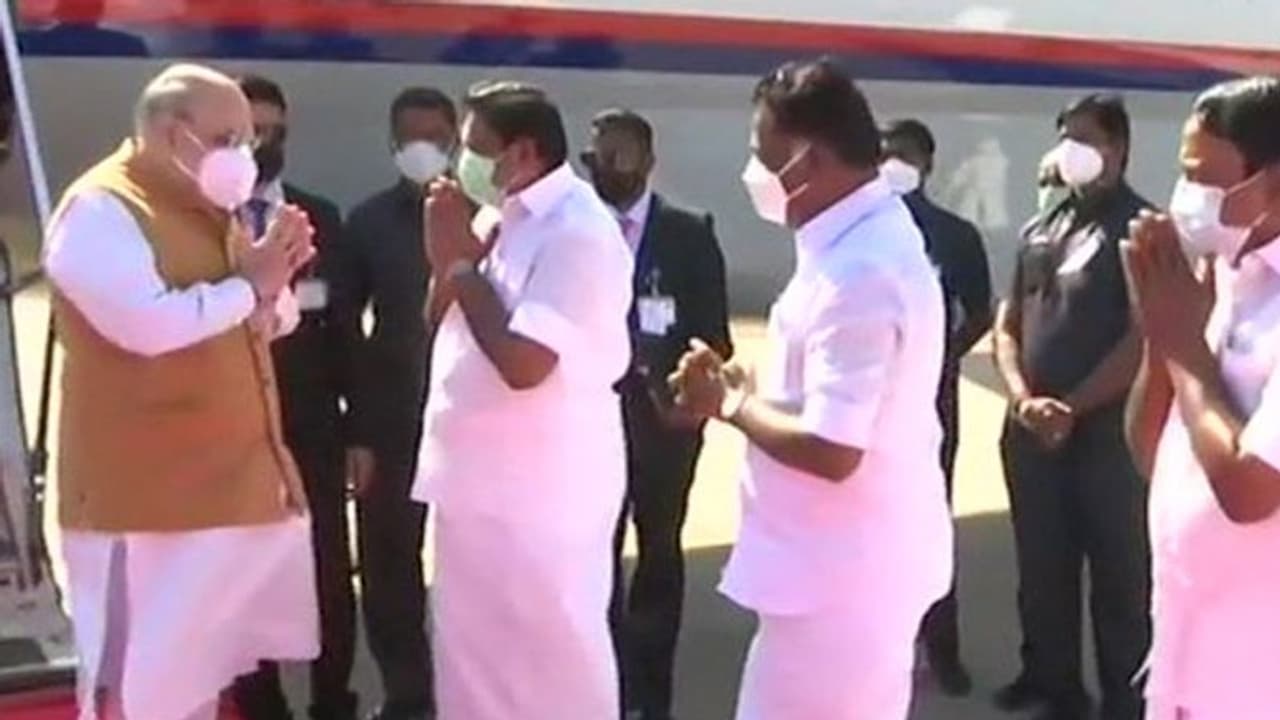 சென்னை வந்த அமித்ஷா... போட்டிபோட்டுக்கொண்டு வரவேற்ற முதல்வர், துணைமுதல்வர், அமைச்சர்கள்..! சென்னை வந்த அமித்ஷா... போட்டிபோட்டுக்கொண்டு வரவேற்ற முதல்வர், துணைமுதல்வர், அமைச்சர்கள்..!