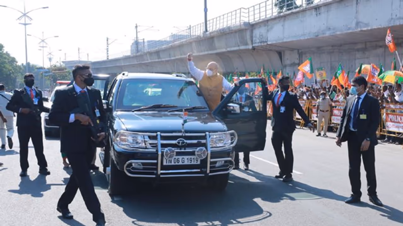 Amit Shah springs a surprise, walks on Chennai road to greet and thanks supporters Amit Shah springs a surprise, walks on Chennai road to greet and thanks supporters