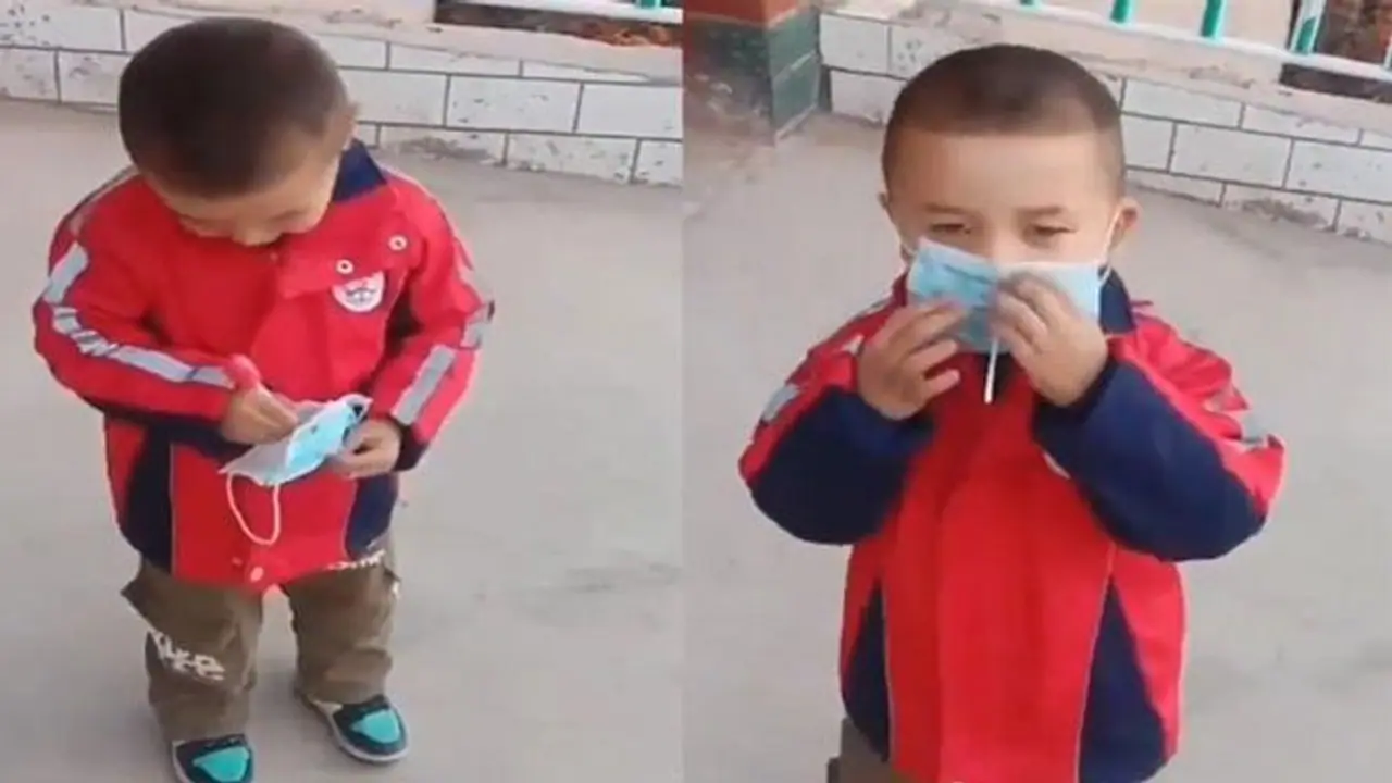 మాస్క్ పెట్టుకొని కూడా తినొచ్చు.. ఈ బుడ్డోడి తెలివి చూశారా..? మాస్క్ పెట్టుకొని కూడా తినొచ్చు.. ఈ బుడ్డోడి తెలివి చూశారా..?