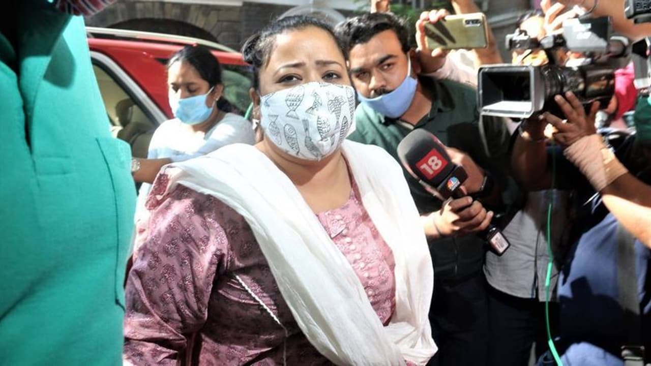 ಹಾಸ್ಯನಟಿ ಭಾರತಿ ಸಿಂಗ್ ಬಂಧನ: ಮನೆ, ಕಚೇರಿಯಲ್ಲಿ 86 ಗ್ರಾಂ ಗಾಂಜಾ ಪತ್ತೆ! ಹಾಸ್ಯನಟಿ ಭಾರತಿ ಸಿಂಗ್ ಬಂಧನ: ಮನೆ, ಕಚೇರಿಯಲ್ಲಿ 86 ಗ್ರಾಂ ಗಾಂಜಾ ಪತ್ತೆ!