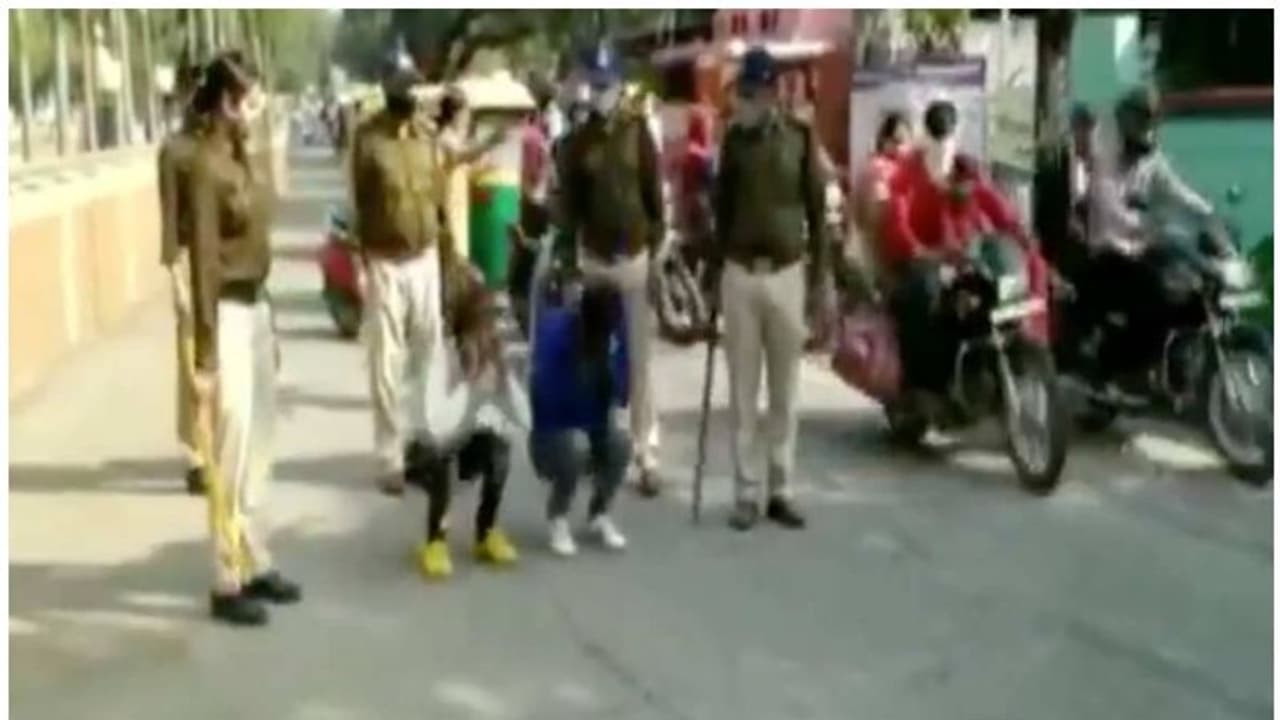 మహిళలపై లైంగిక వేధింపులు: గుంజీలు తీయించిన పోలీసులు మహిళలపై లైంగిక వేధింపులు: గుంజీలు తీయించిన పోలీసులు