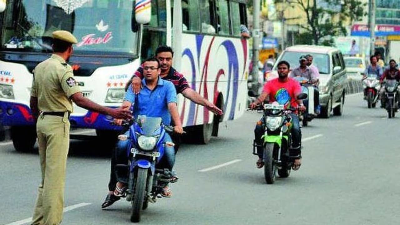 ഒറ്റവർഷം ഇവിടെ പൊലിഞ്ഞത് 7,700 ടൂവീലര്‍ യാത്രികരുടെ ജീവനുകള്‍, മുഖ്യകാരണം ഹെൽമറ്റില്ലാ യാത്രകള്‍!