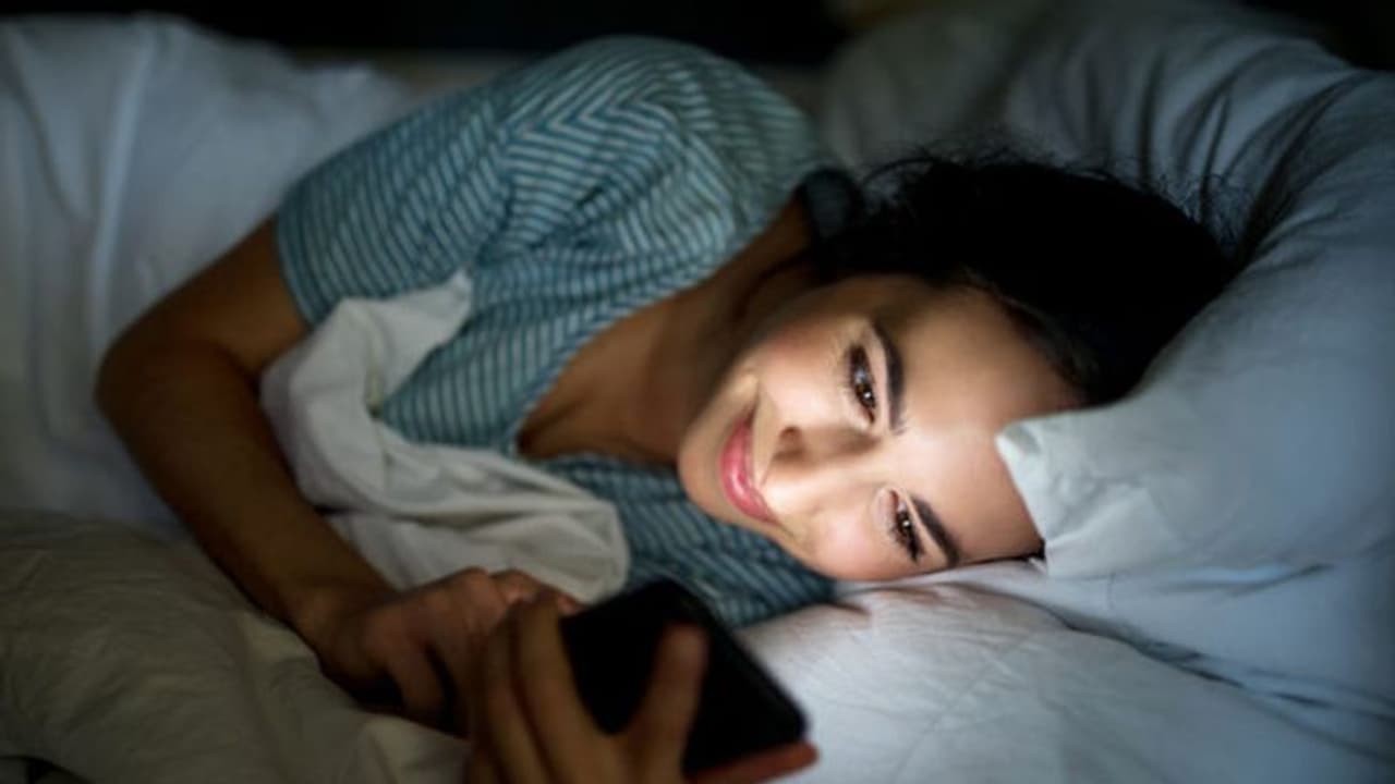 সর্বনাশ, ২৪ ঘন্টার মধ্যে ১৮ ঘন্টাই মোবাইলে আসক্ত, ক্যান্সারে আক্রান্ত হয়ে হতে পারে মৃত্যু সর্বনাশ, ২৪ ঘন্টার মধ্যে ১৮ ঘন্টাই মোবাইলে আসক্ত, ক্যান্সারে আক্রান্ত হয়ে হতে পারে মৃত্যু