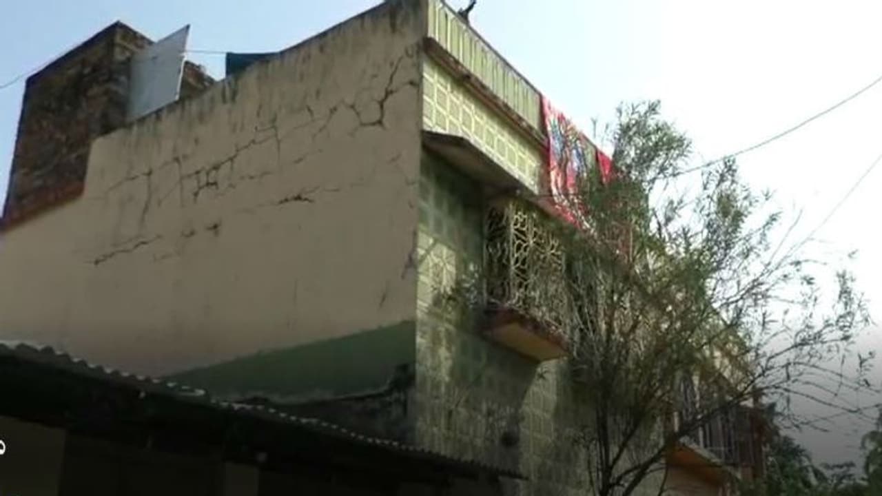 ফের তৃণমূলের গোষ্ঠীদ্বন্দ্ব প্রকাশ্যে, এলাকায় বোমাবাজির অভিযোগ, উদ্ধার ৩টি তাজা বোমা ফের তৃণমূলের গোষ্ঠীদ্বন্দ্ব প্রকাশ্যে, এলাকায় বোমাবাজির অভিযোগ, উদ্ধার ৩টি তাজা বোমা