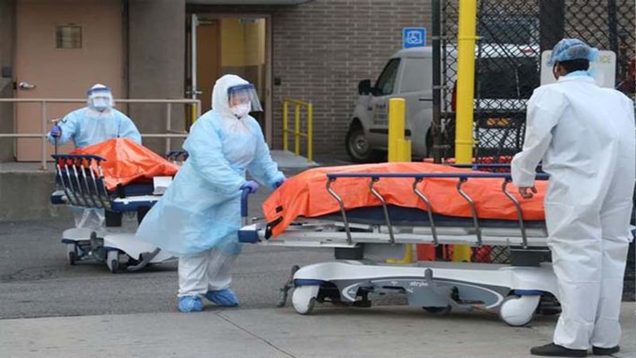 कोरोना के कहर से दहशत में राजधानी दिल्ली, 100 से ज्यादा लोग रोज हार रहे जिंदगी की जंग कोरोना के कहर से दहशत में राजधानी दिल्ली, 100 से ज्यादा लोग रोज हार रहे जिंदगी की जंग