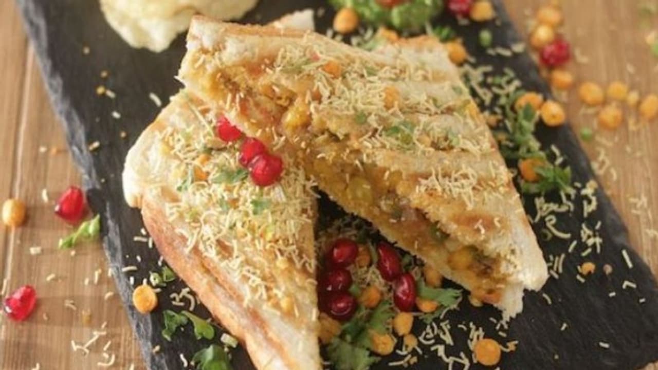 সুরাটের রাস্তায় ভ্রাম্যমান কিচেনে মিলছে গ্রিলড স্মোকি স্যান্ডউইচ, আদর করে ডাকল স্যান্ডউইচ ওয়ালে বুলেট রাজা সুরাটের রাস্তায় ভ্রাম্যমান কিচেনে মিলছে গ্রিলড স্মোকি স্যান্ডউইচ, আদর করে ডাকল স্যান্ডউইচ ওয়ালে বুলেট রাজা