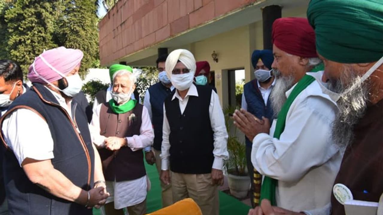 सरकार की समझाइश के बाद किसानों ने छोड़ा ट्रैक, कल से चलने लगेंगी यात्री ट्रेनें सरकार की समझाइश के बाद किसानों ने छोड़ा ट्रैक, कल से चलने लगेंगी यात्री ट्रेनें