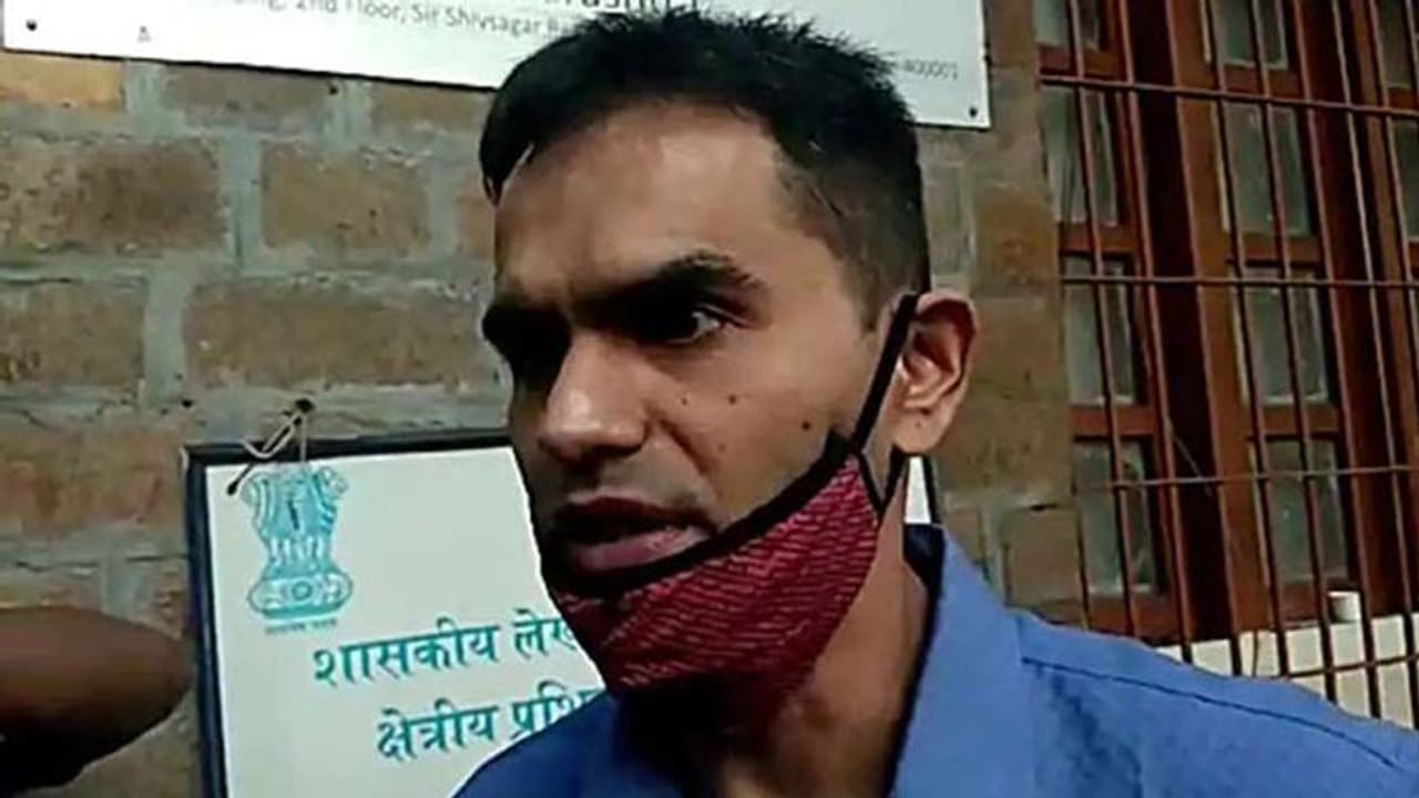 मुंबई में NCB टीम पर हमला, ड्रग पैडलर के घर छापा मारने गई नारकोटिक्स टीम पर 50 60 लोगों ने बोला धावा मुंबई में NCB टीम पर हमला, ड्रग पैडलर के घर छापा मारने गई नारकोटिक्स टीम पर 50 60 लोगों ने बोला धावा