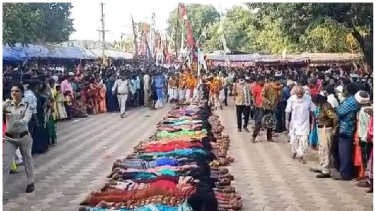 നിരന്നുകിടക്കുന്ന സ്ത്രീകളുടെ മുകളിലൂടെ നടന്ന് പൂജാരിമാര്; കുഞ്ഞുങ്ങളുണ്ടാകാനുള്ള ആചാരം, വീഡിയോ നിരന്നുകിടക്കുന്ന സ്ത്രീകളുടെ മുകളിലൂടെ നടന്ന് പൂജാരിമാര്; കുഞ്ഞുങ്ങളുണ്ടാകാനുള്ള ആചാരം, വീഡിയോ