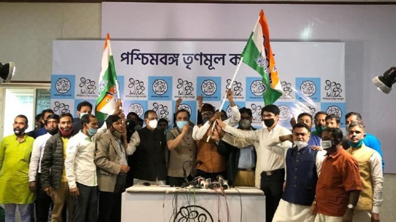 বিধানসভা ভোটের আগে মিমে ভাঙন ধরিয়ে তৃণমূলকে অক্সিজেন, দুই মন্ত্রীর উপস্থিতিতে দল বদল বিধানসভা ভোটের আগে মিমে ভাঙন ধরিয়ে তৃণমূলকে অক্সিজেন, দুই মন্ত্রীর উপস্থিতিতে দল বদল