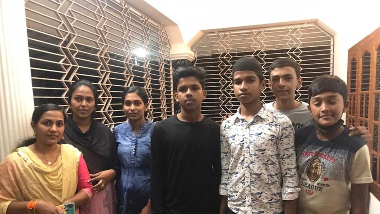 ഒരു കുടുംബത്തിലെ അഞ്ച് പേര് മുങ്ങിത്താണു; രക്ഷപ്പെടുത്തി രണ്ട് വിദ്യാര്ഥികളുടെ ധീരത ഒരു കുടുംബത്തിലെ അഞ്ച് പേര് മുങ്ങിത്താണു; രക്ഷപ്പെടുത്തി രണ്ട് വിദ്യാര്ഥികളുടെ ധീരത