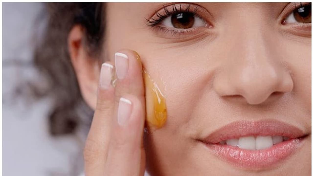 മുഖത്തെ കരുവാളിപ്പ് മാറാൻ തേൻ ഈ രീതിയിൽ ഉപയോഗിക്കൂ മുഖത്തെ കരുവാളിപ്പ് മാറാൻ തേൻ ഈ രീതിയിൽ ഉപയോഗിക്കൂ