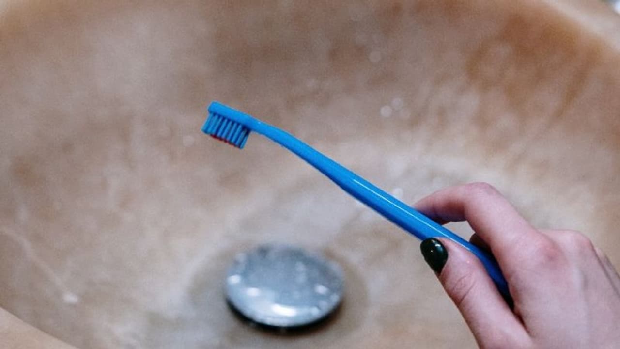 പല്ലുതേക്കുന്നതിനിടെ ബ്രഷ് യുവതിയുടെ കവിളില് തുളഞ്ഞുകയറി; രക്ഷിച്ച് സര്ക്കാര് ആശുപത്രിയിലെ ഡോക്ടര്മാര് പല്ലുതേക്കുന്നതിനിടെ ബ്രഷ് യുവതിയുടെ കവിളില് തുളഞ്ഞുകയറി; രക്ഷിച്ച് സര്ക്കാര് ആശുപത്രിയിലെ ഡോക്ടര്മാര്