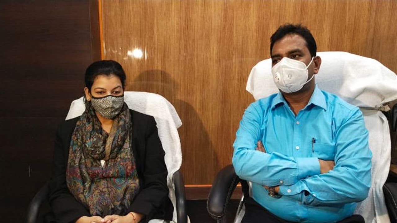 'শুভেন্দুর সঙ্গে দিঘায় সাক্ষাৎ', খবর ছড়াতেই দলীয় চাপে জেলা সভাধিপতি, মুচলেকা দিয়ে শেষরক্ষা 'শুভেন্দুর সঙ্গে দিঘায় সাক্ষাৎ', খবর ছড়াতেই দলীয় চাপে জেলা সভাধিপতি, মুচলেকা দিয়ে শেষরক্ষা