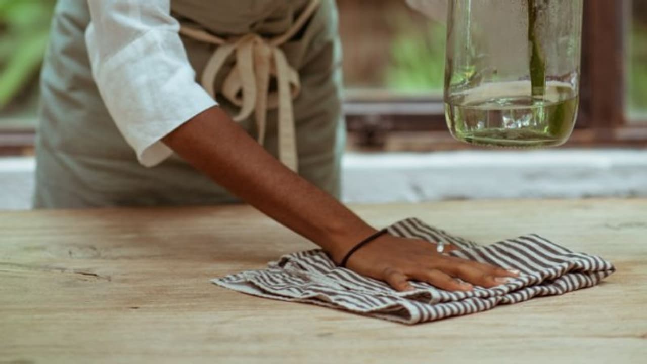 Cleaning Hacks : ಅಡುಗೆಮನೆಯಲ್ಲಿರುವ ಬಟ್ಟೆ ಕೊಳಕಾಗಿದ್ಯಾ? ಹೀಗೆ ಕ್ಲೀನ್ ಮಾಡಿ Cleaning Hacks : ಅಡುಗೆಮನೆಯಲ್ಲಿರುವ ಬಟ್ಟೆ ಕೊಳಕಾಗಿದ್ಯಾ? ಹೀಗೆ ಕ್ಲೀನ್ ಮಾಡಿ